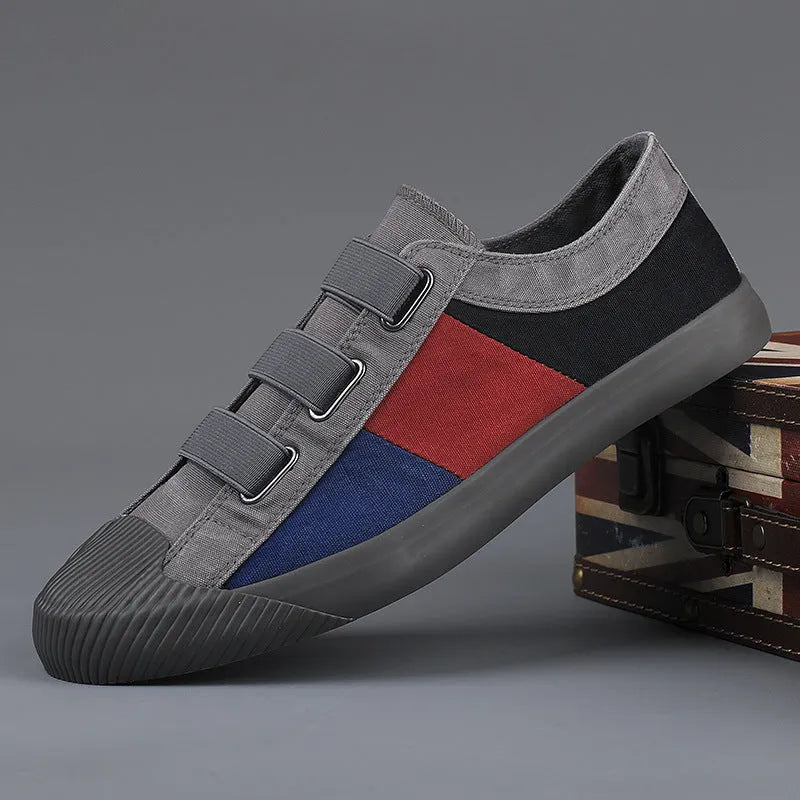 Men's low-top canvas sneakers with elastic band fastening in beige colour.