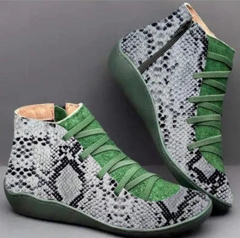 Women's casual flat booties with wedge heel and round toe in artificial PU and rubber.