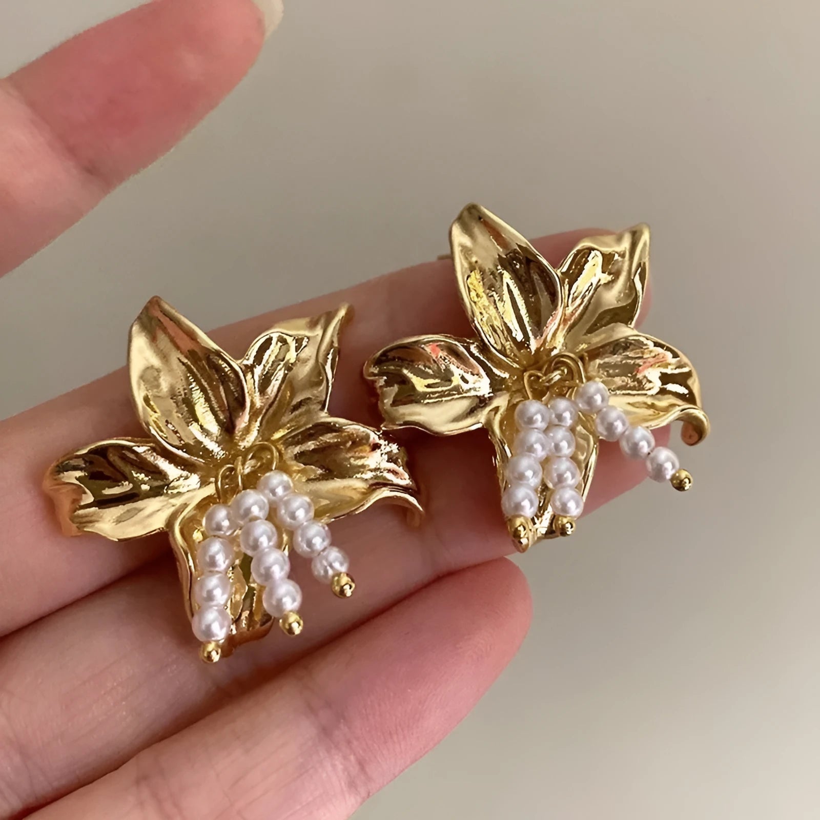 Gold H1795 coloured exaggerated pearl flower earrings for women, niche style.