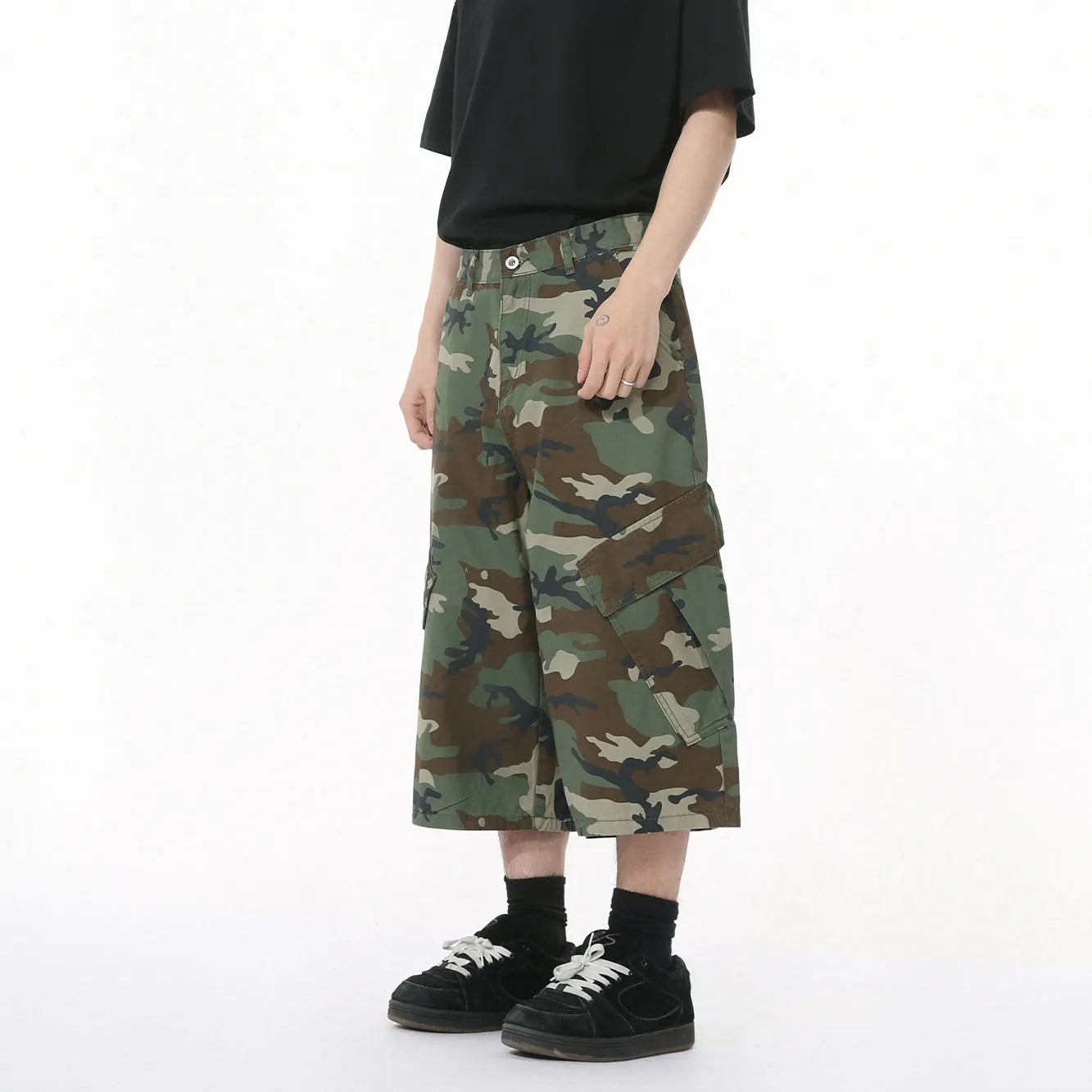 Men's camouflage cotton wide leg loose fit jeans with a large pocket and cropped length