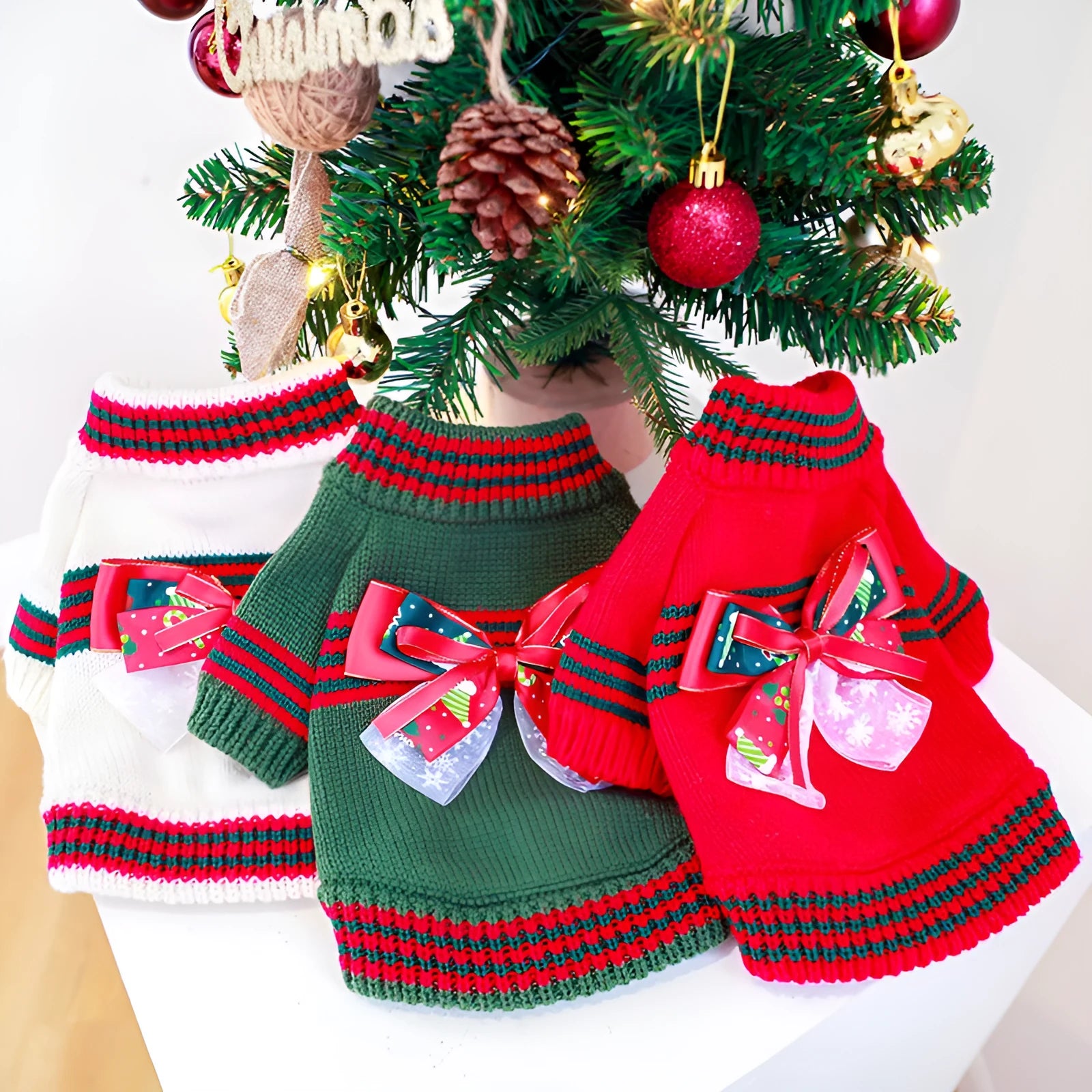 Red and green dog Christmas jumpers on a size chart showing XS, S, M, L, XL for pet weights 1kg to 9kg
