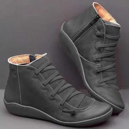 Women's casual flat booties with wedge heel and round toe in artificial PU and rubber.