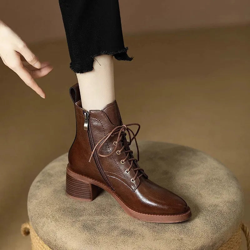 Women's black ankle boots with 5.5cm heel and pointed toe design