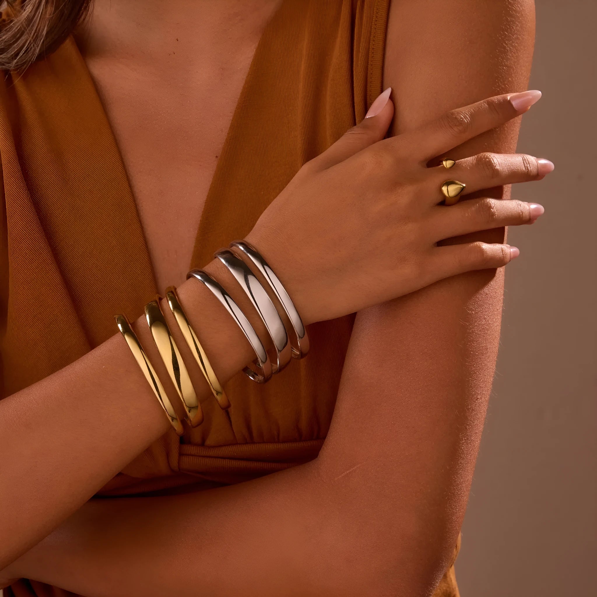 Stainless steel geometric line bracelet for women with simple opening clasp in gold or steel colour