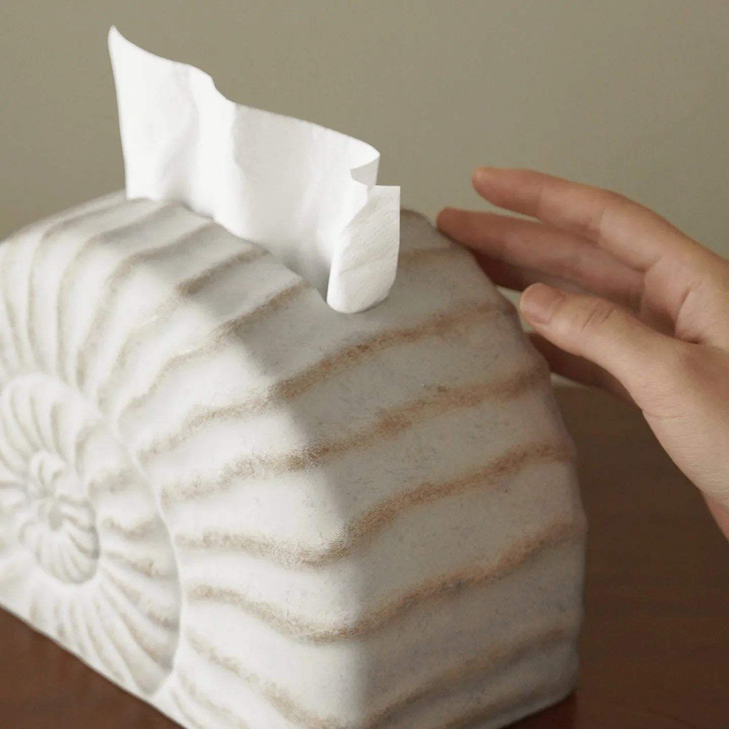 Resin conch shell design tissue box cover in modern simple style