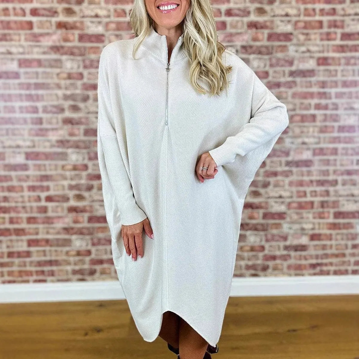 Women's solid colour knitted dress with raglan sleeves and zipper detail