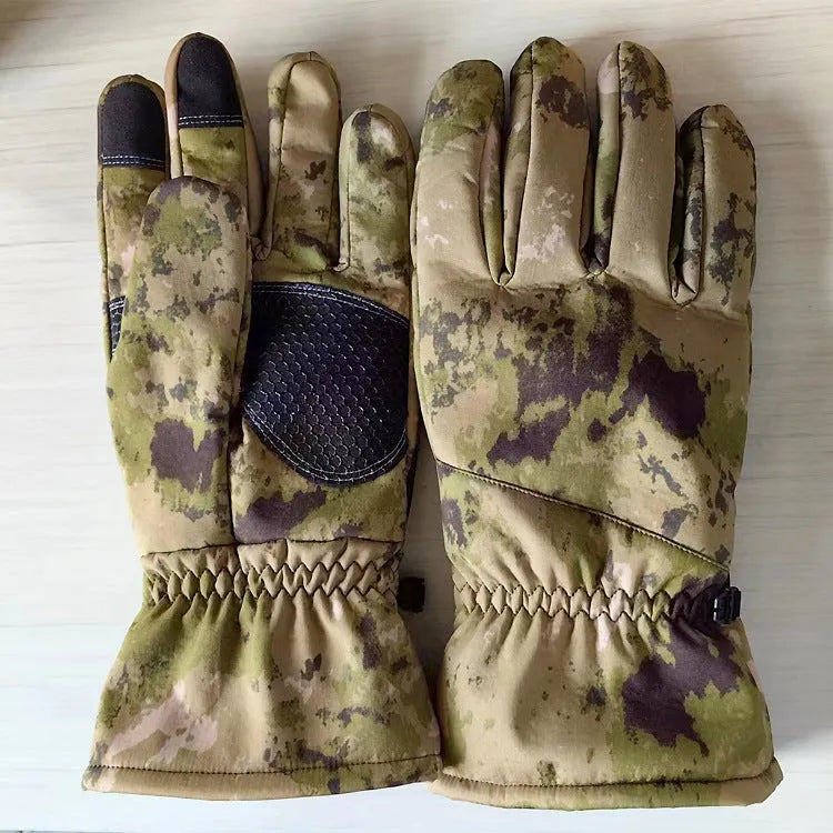 Tactical ski gloves with touch screen fingertips and anti-slip palm in camouflage colours