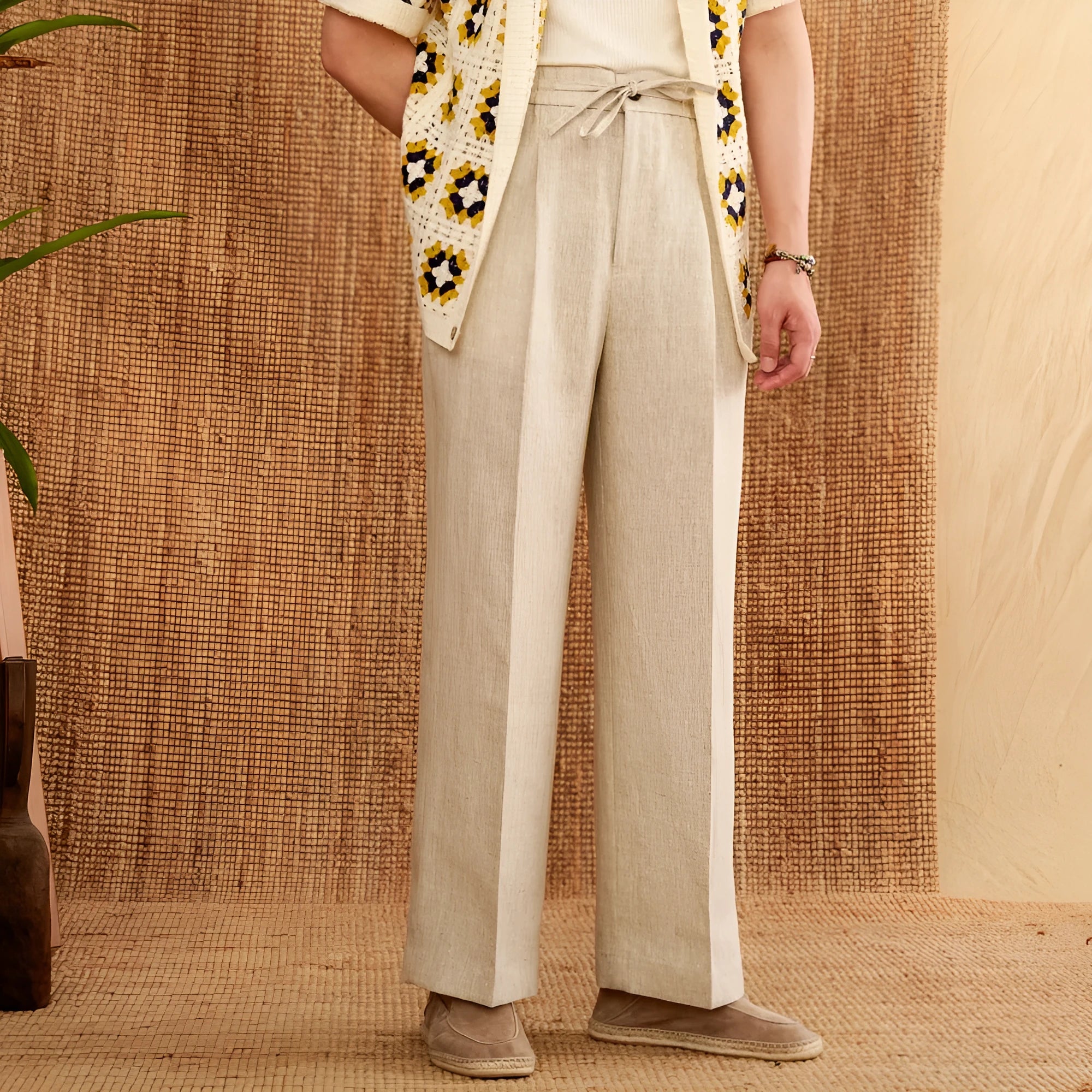 Linen high-waist trousers with elasticated waistband and straight-leg cut in navy blue colour
