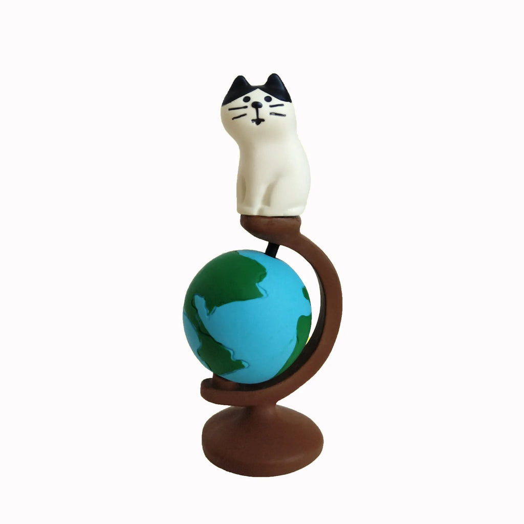 Cartoon Statue of Liberty cat resin sculpture on display surface