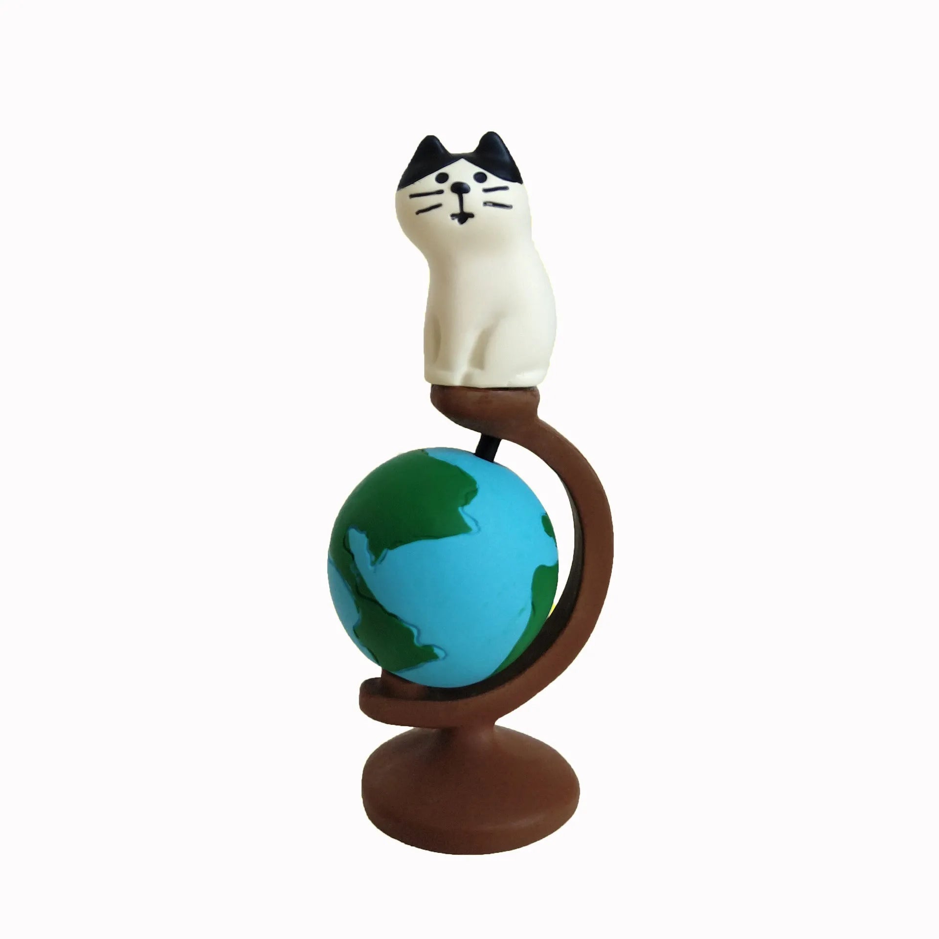 Cartoon Statue of Liberty cat resin sculpture on display surface