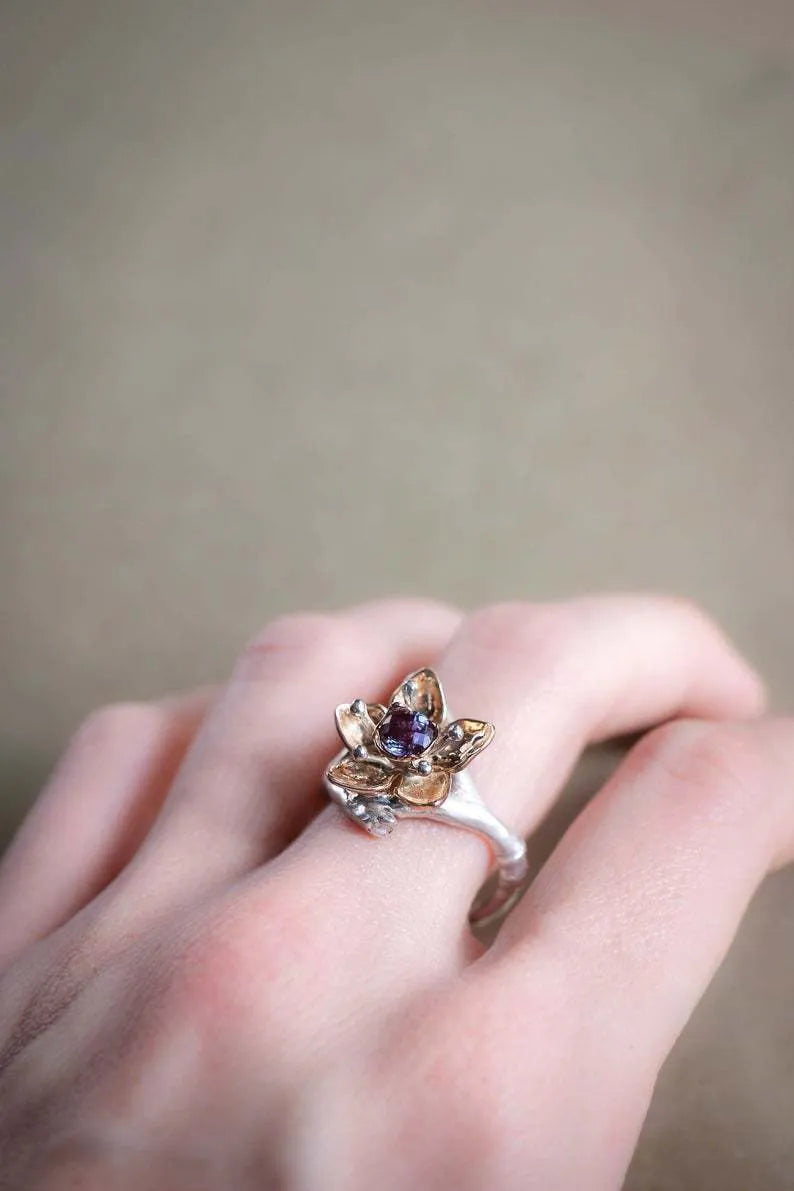 Silver two-tone floral pattern women's ring with geometric shape on alloy band