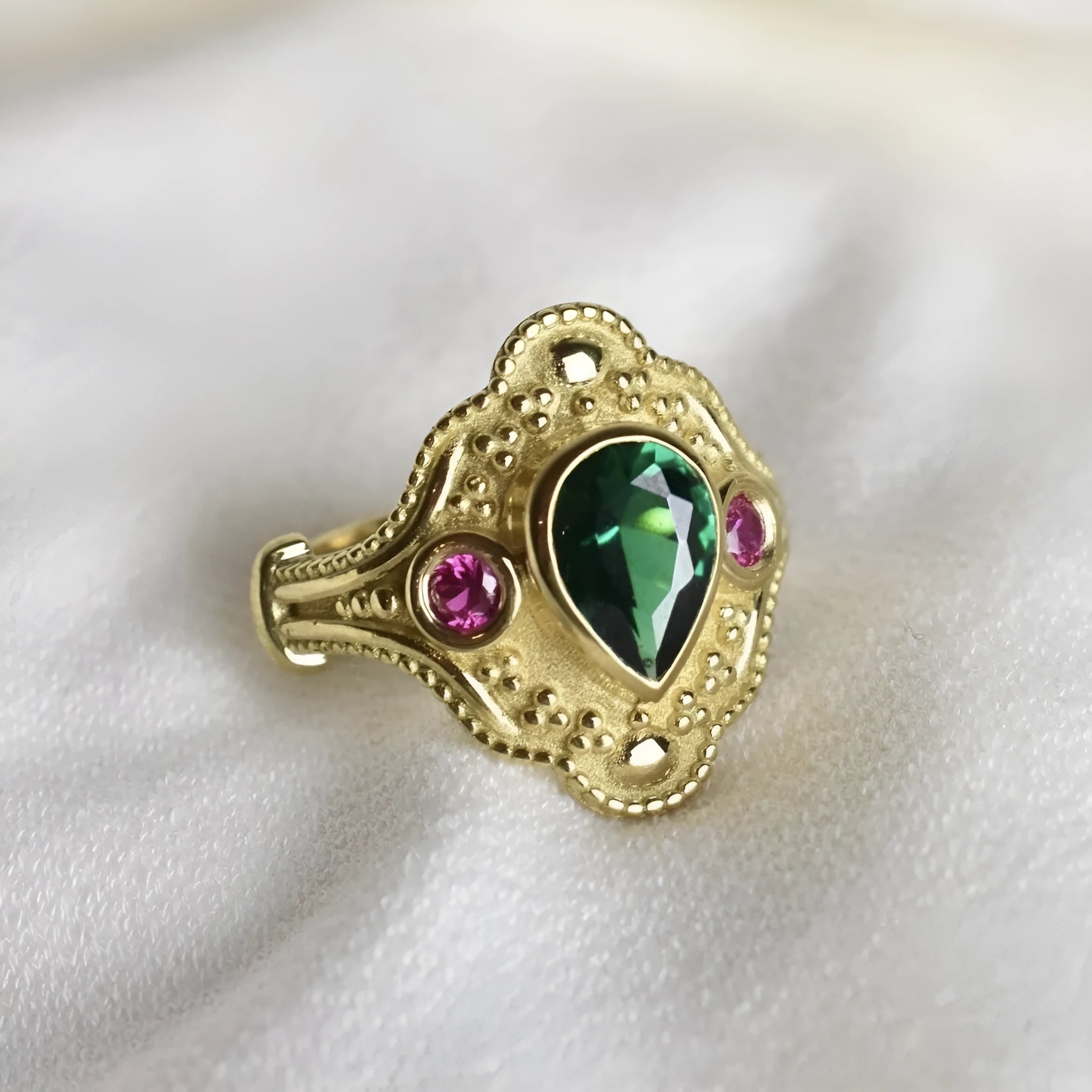 Women's gold-plated geometric ring in golden lvzuan colour showing ins style design