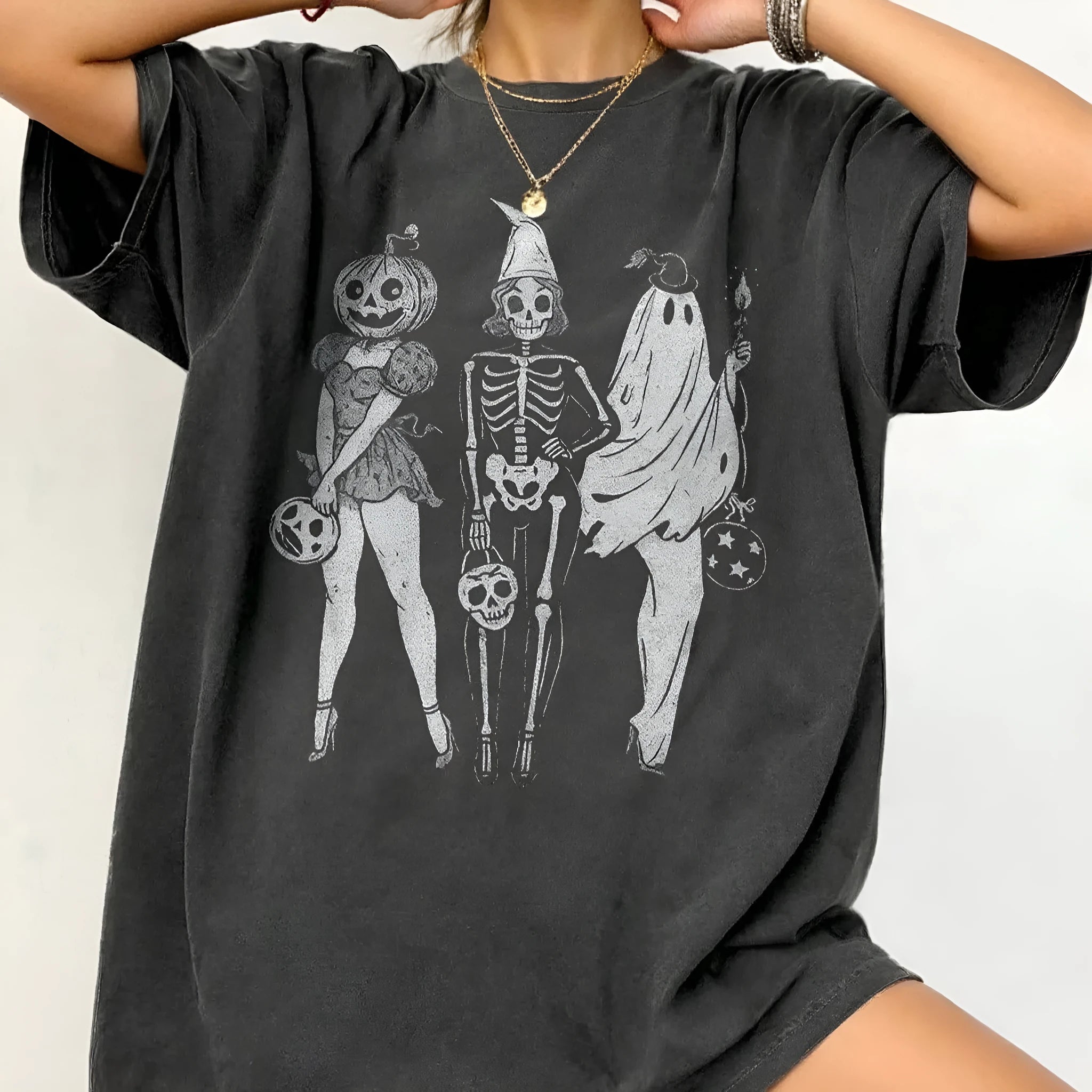 Cotton summer T-shirt in loose straight cut with round neck and short sleeves