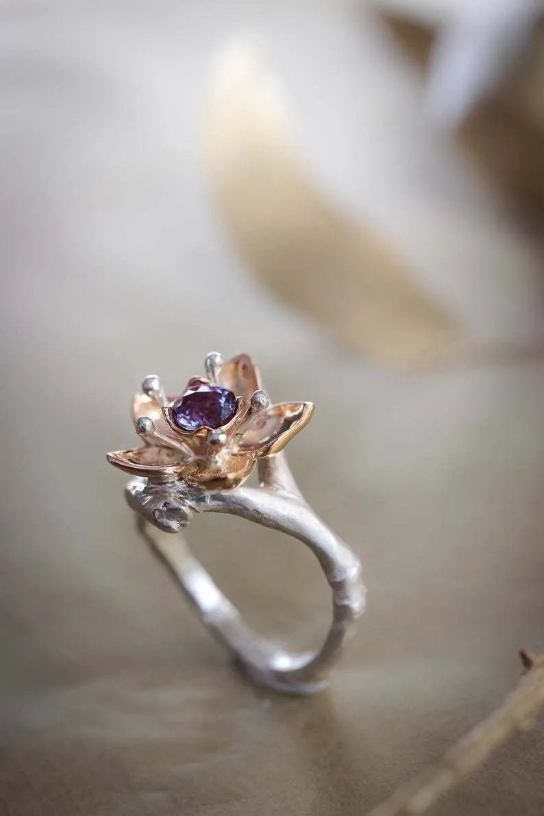 Silver two-tone floral pattern women's ring with geometric shape on alloy band