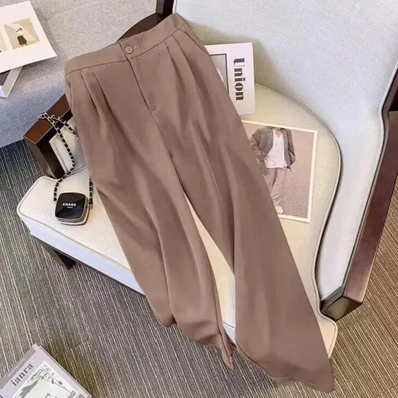 Loose-fit women's blouse in polyester fabric, available in black, white, khaki or pink, shown with regular sleeves.