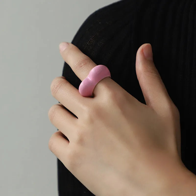 Heart-shaped zinc alloy ring with three-dimensional enamel decoration in colour options