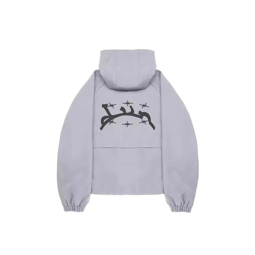 A grey men's hooded loose-fit sunscreen jacket on a hanger, showcasing its British-style design.