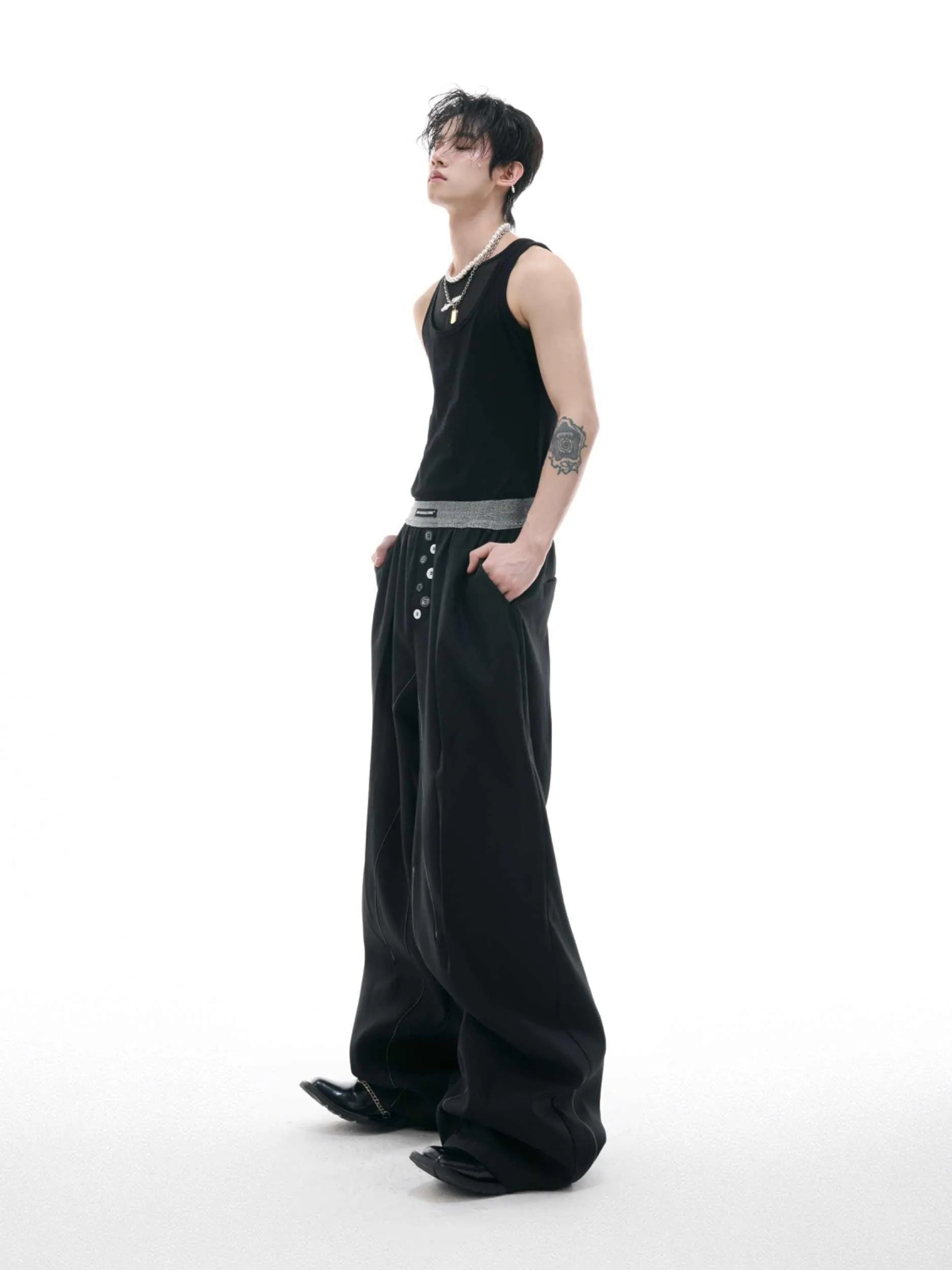 Straight-leg trousers with button-open line design in black or grey colours, high waist construction