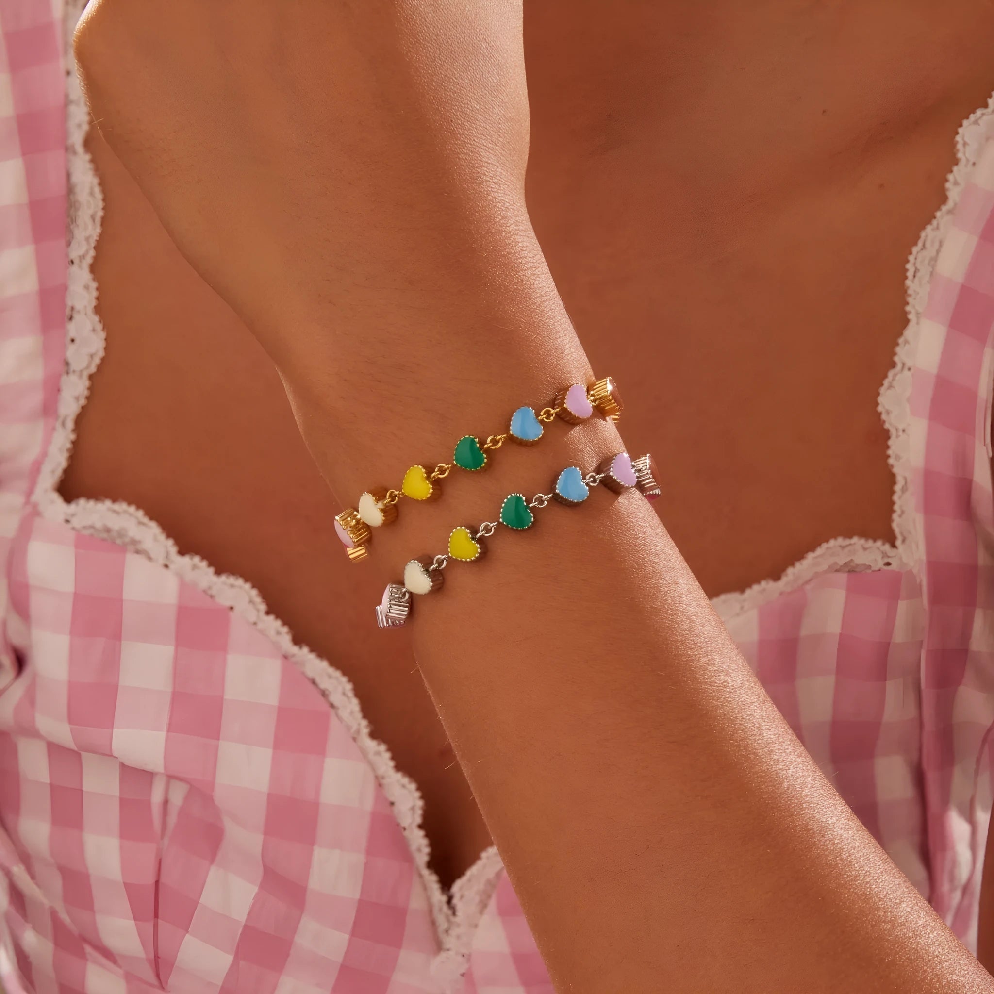 Heart-shaped stainless steel bracelet with colourful oil pattern in gold or steel finish