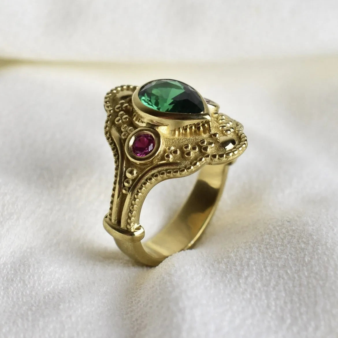 Women's gold-plated geometric ring in golden lvzuan colour showing ins style design