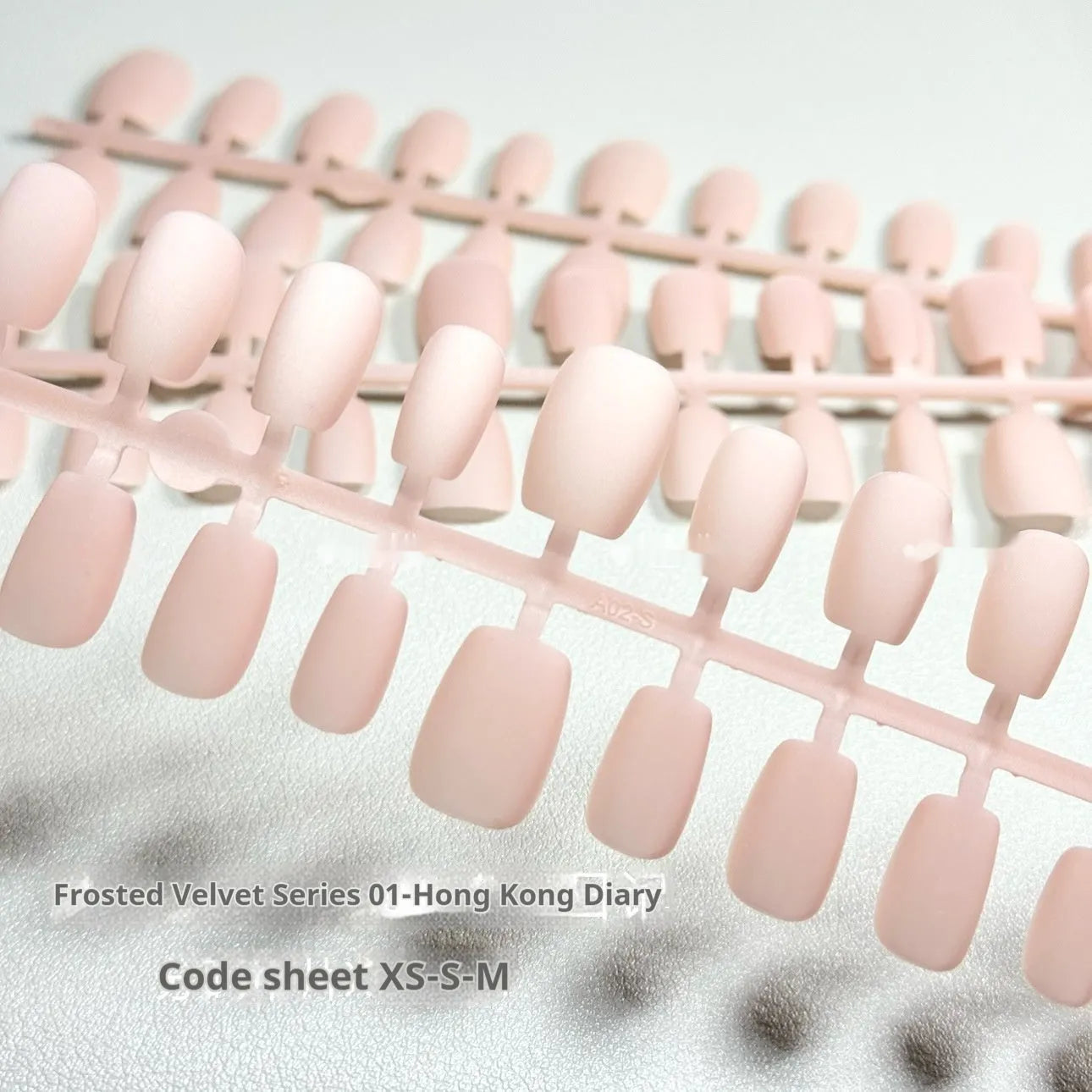 Frosted velvet Cat's Eye false nails with aurora armour effect in short ladder sizes