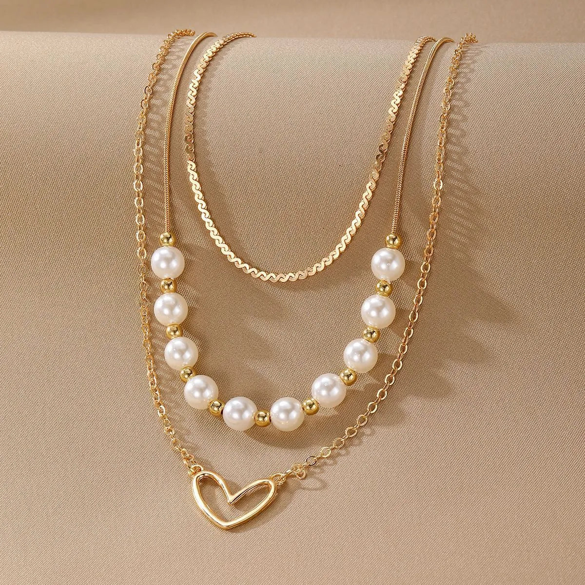Vintage heart-shaped alloy necklace with pearl chain and electroplated gold finish
