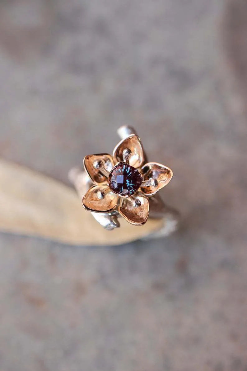 Silver two-tone floral pattern women's ring with geometric shape on alloy band
