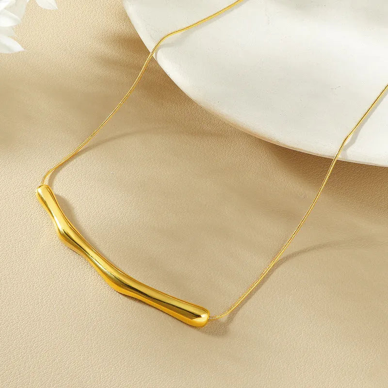 Women's titanium steel necklace with irregular pleated design in gold colour