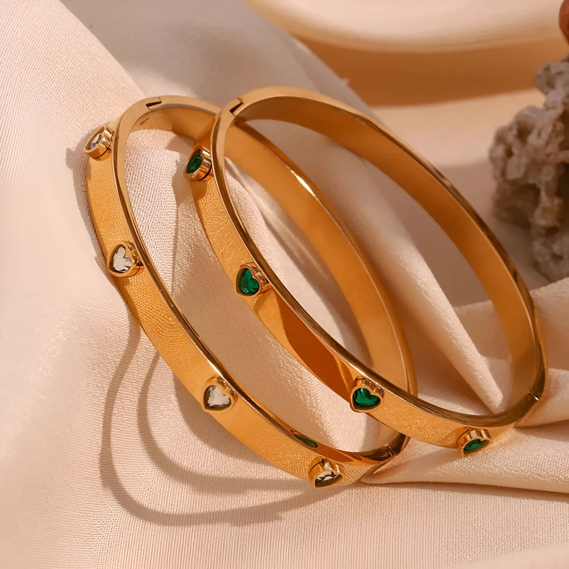 Stainless steel women's bracelet with peach heart charm in electroplated golden colour