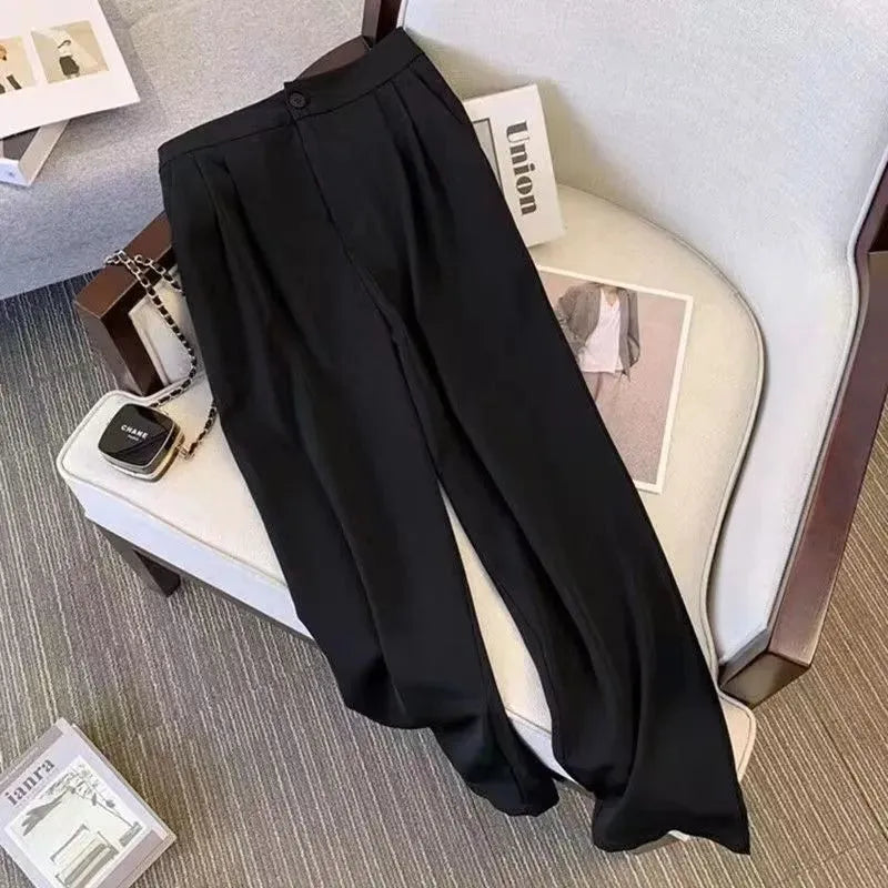 Loose-fit women's blouse in polyester fabric, available in black, white, khaki or pink, shown with regular sleeves.