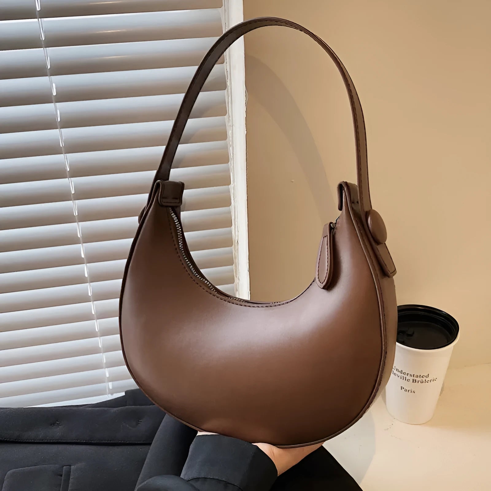 Retro dumpling-shaped women's shoulder bag in PU leather with sandwich pocket exterior