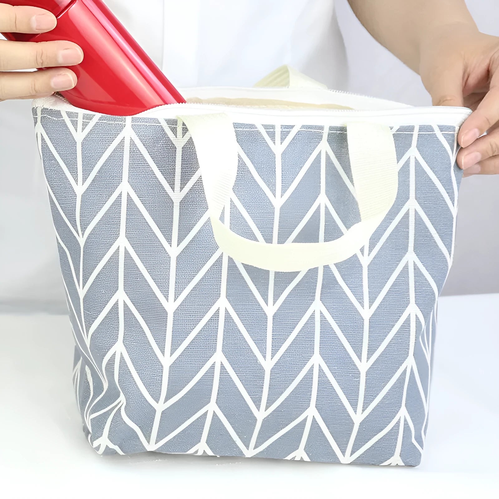 Arrow print polyester makeup bag with moisture-resistant storage, 22cm cosmetic organiser