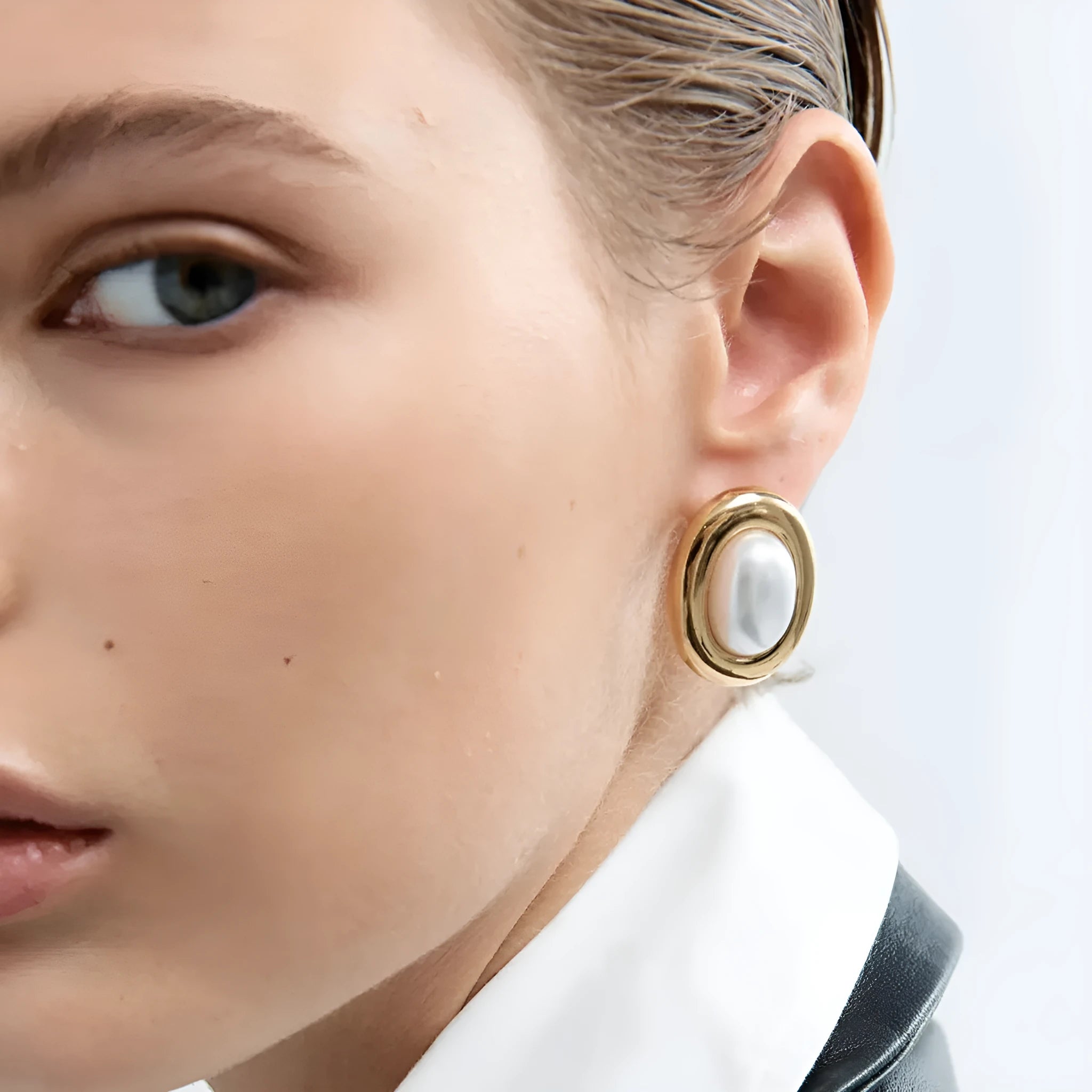 Close-up of a pair of stainless steel vintage-style stud earrings with a pearl detail in JDE0305051 colour.