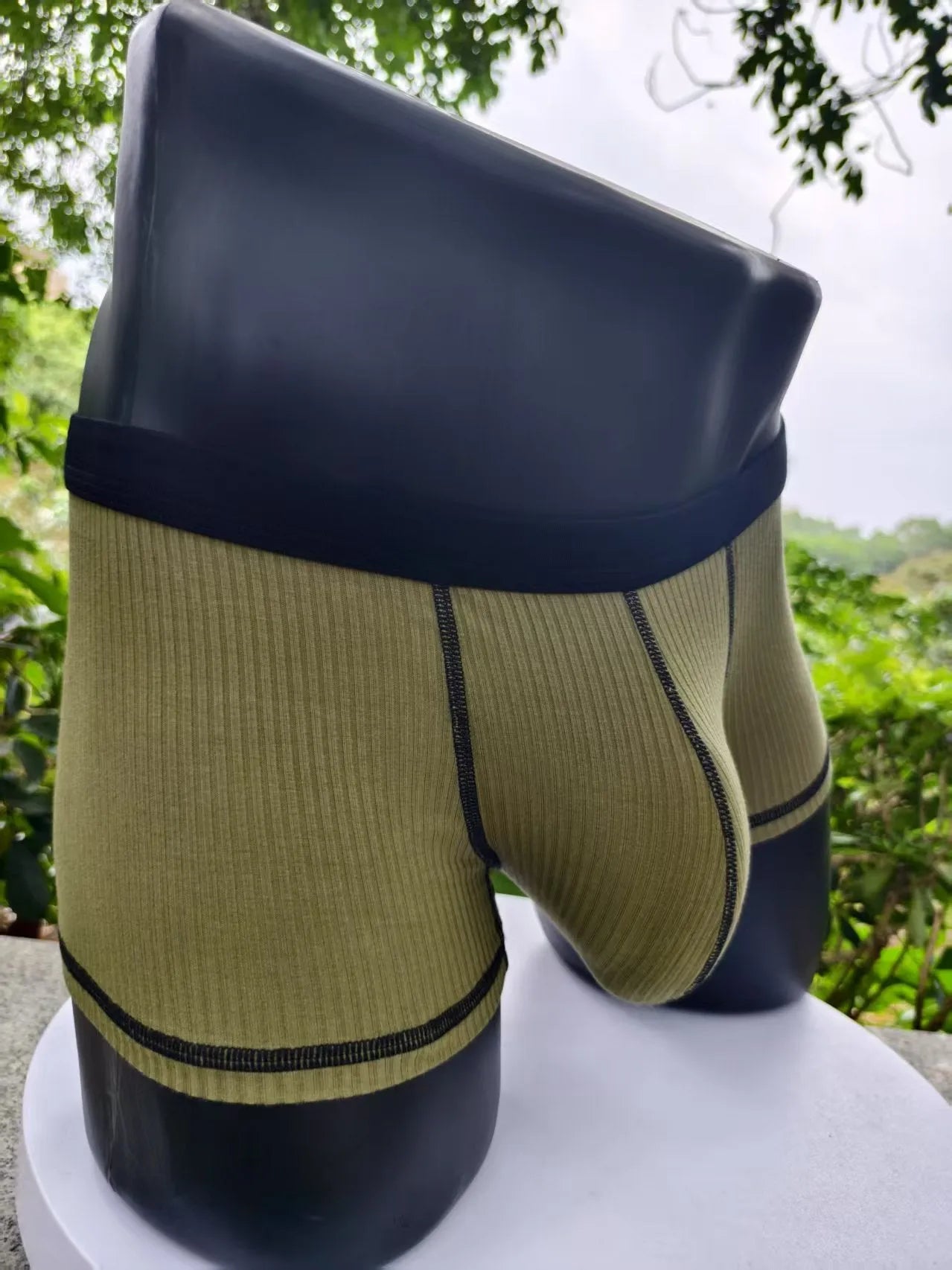 Solid-colour men's boxers in breathable fibre fabric on a size chart.