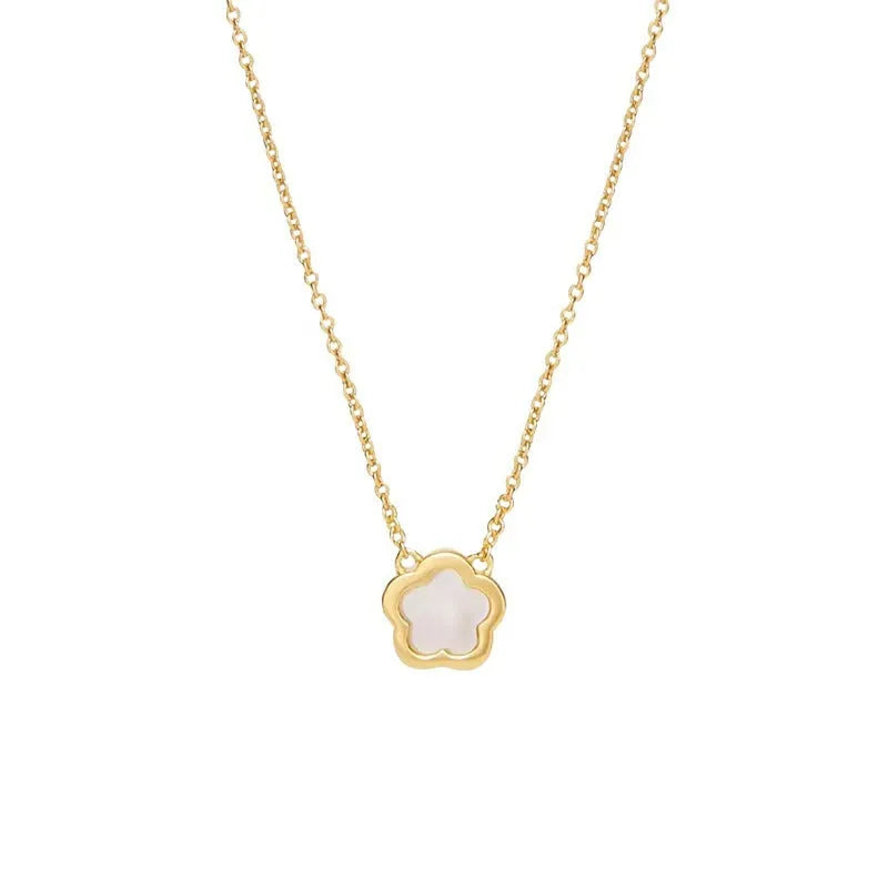 White mother shell flower necklace with mother pearl shellfish pendant on copper O-shaped chain