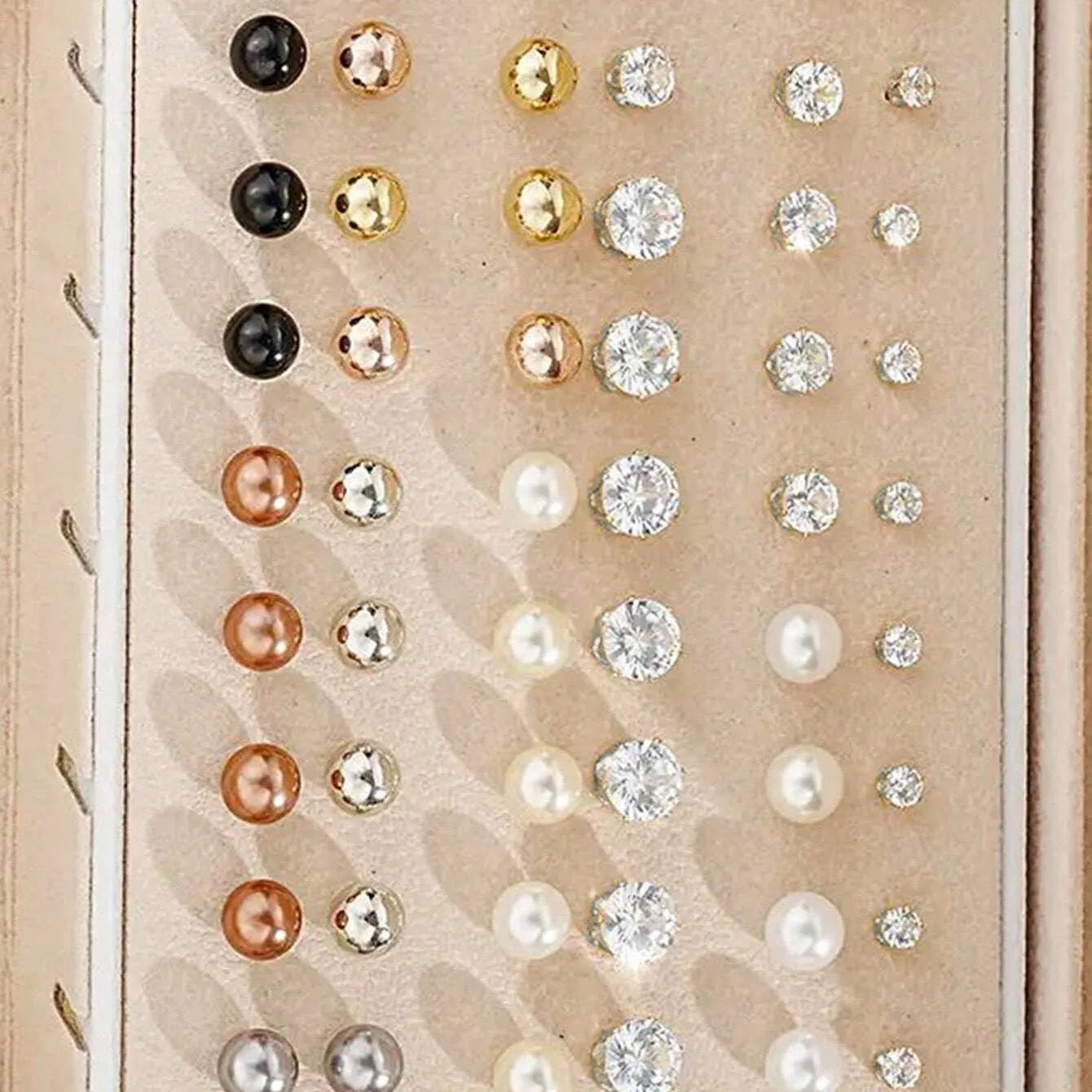 108 geometric pearl earrings with round elements in gold and yellow electroplated alloy
