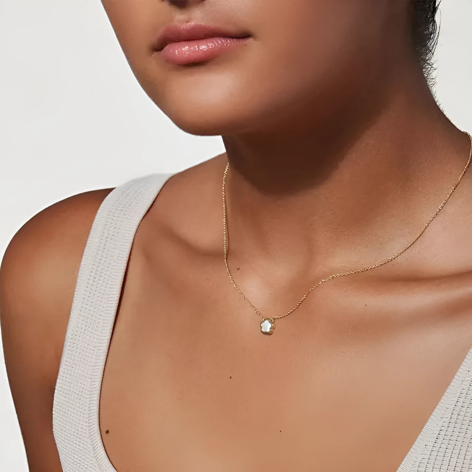 White mother shell flower necklace with mother pearl shellfish pendant on copper O-shaped chain