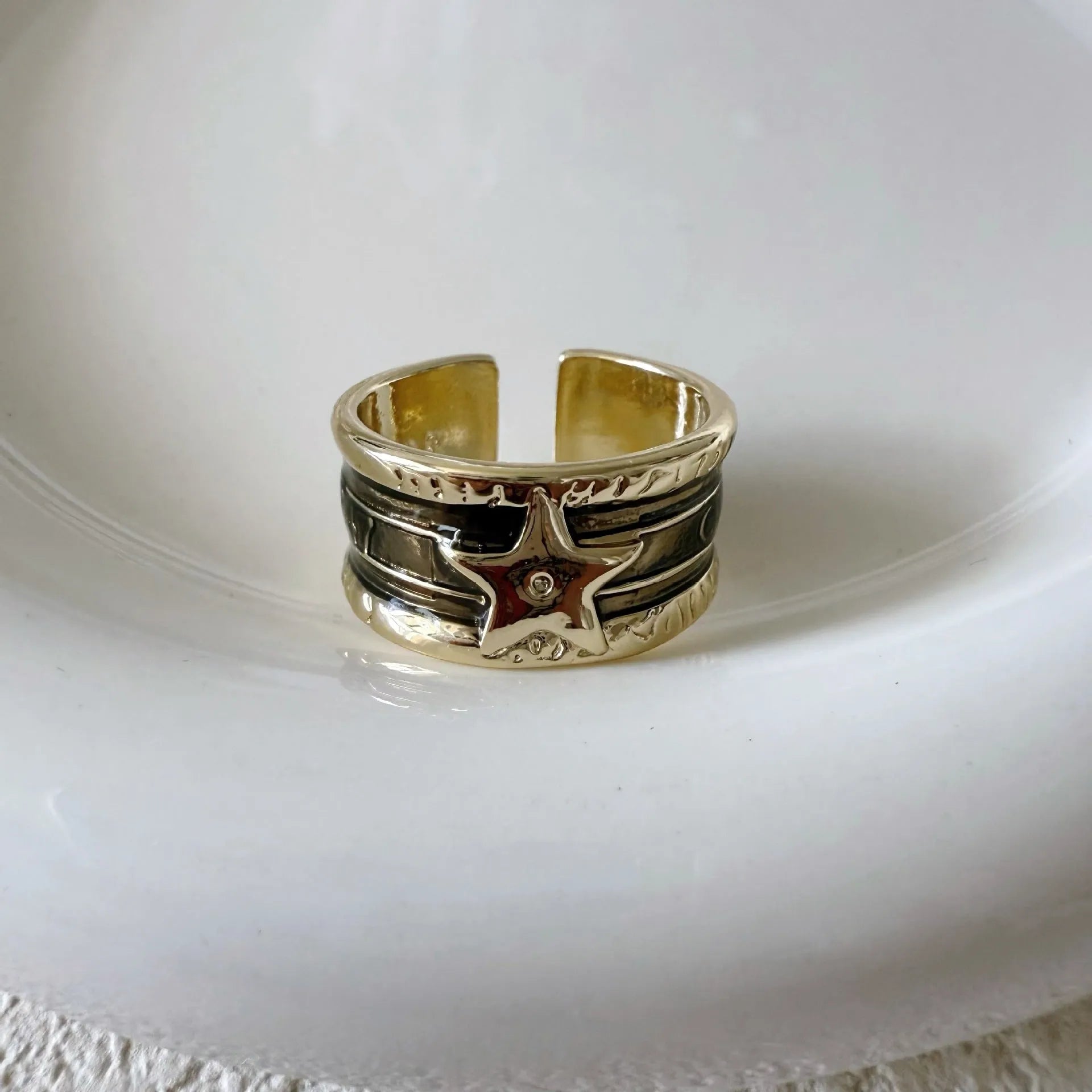 Geometric drop oil ring with distressed finish in adjustable copper construction