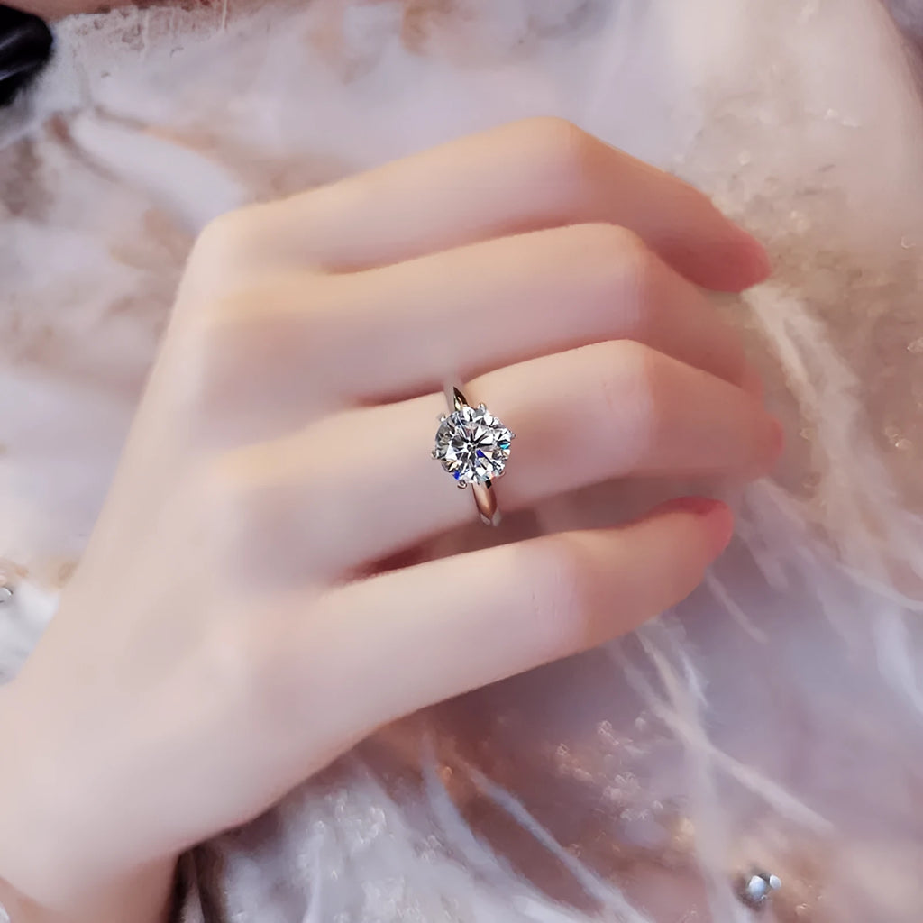 White gold-plated women's ring with six-claw setting holding geometric zircon stones