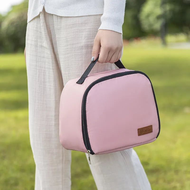 Insulated lunch box bag in textured cloth with large capacity for keeping meals warm and fresh