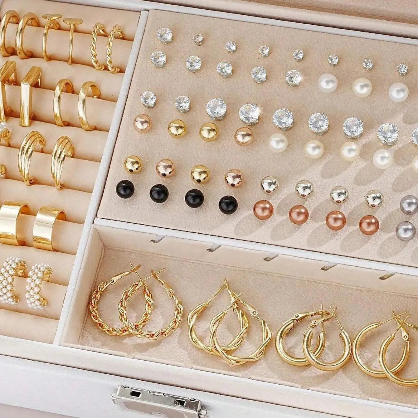 108 geometric pearl earrings with round elements in gold and yellow electroplated alloy