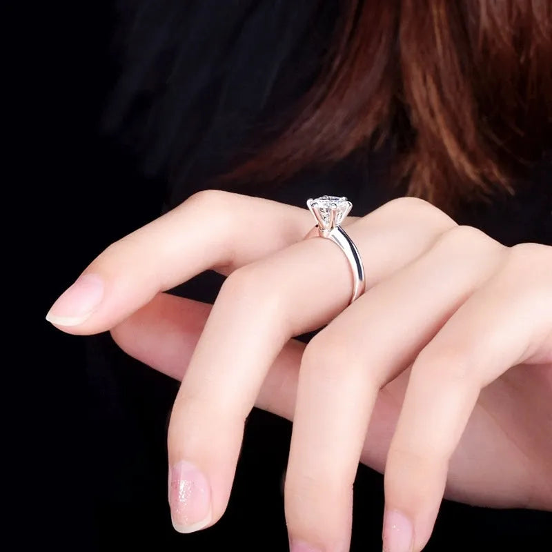 White gold-plated women's ring with six-claw setting holding geometric zircon stones