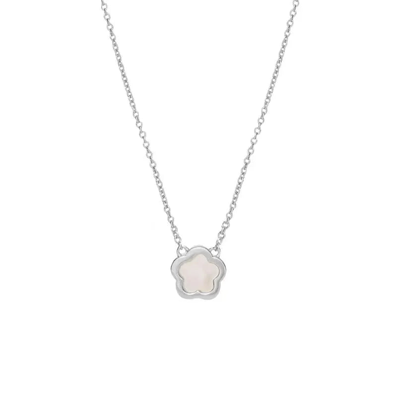 White mother shell flower necklace with mother pearl shellfish pendant on copper O-shaped chain