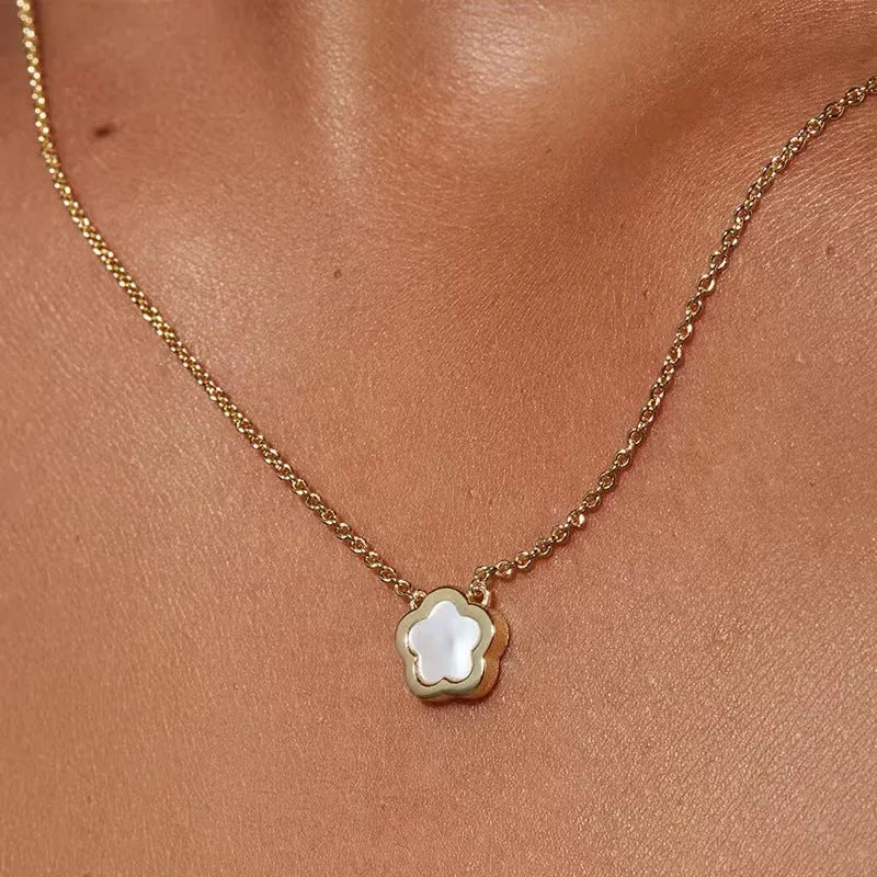 White mother shell flower necklace with mother pearl shellfish pendant on copper O-shaped chain