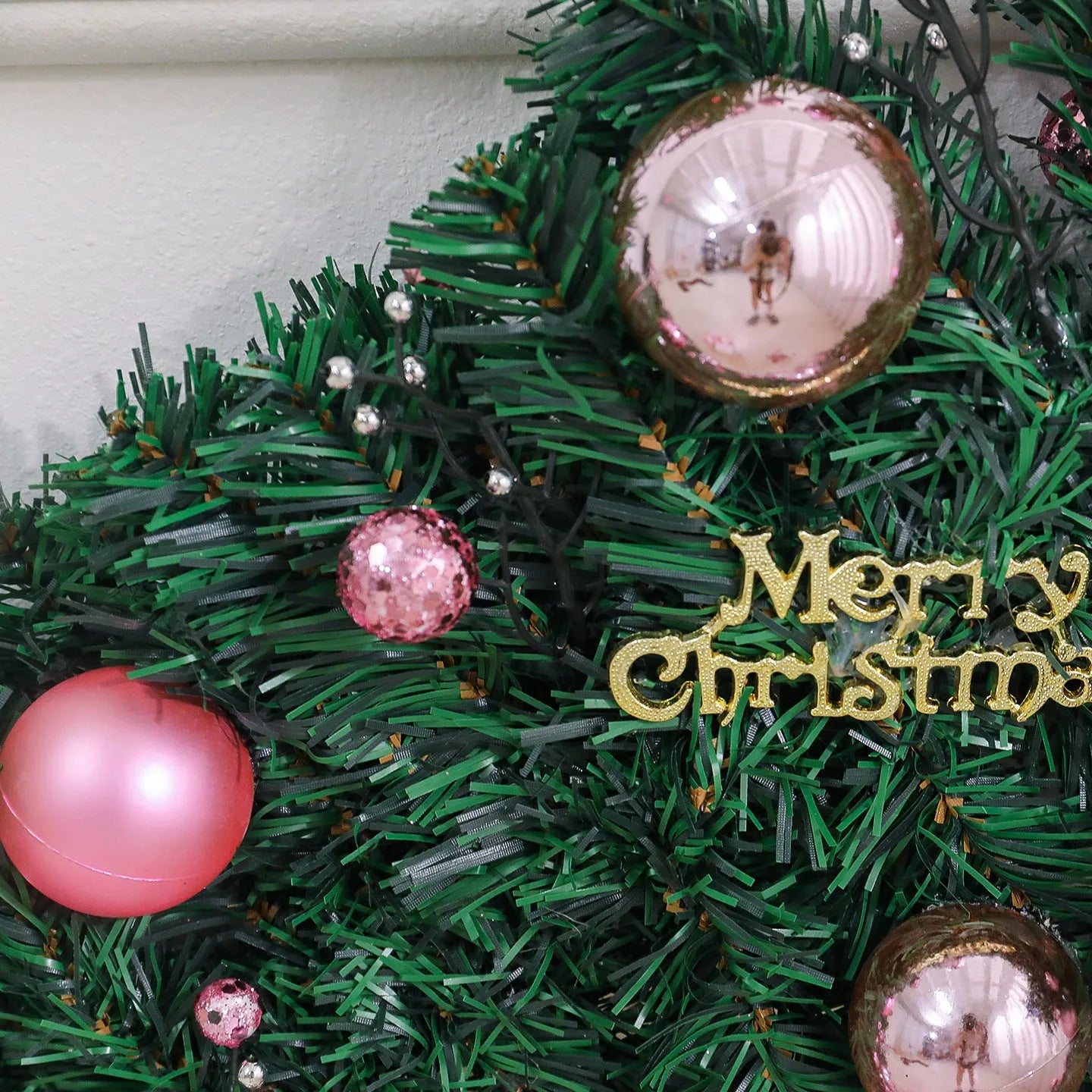 2.7 metre pink Christmas rattan decoration with 240 decorative heads in South Korea style