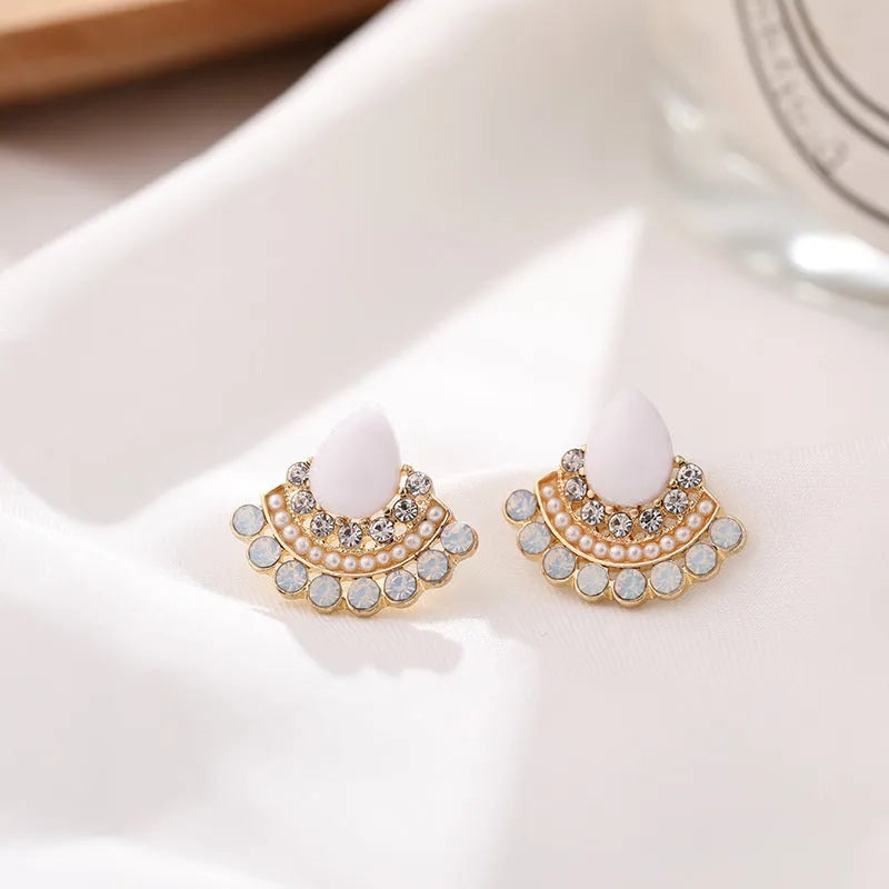 Women's retro fan-shaped geometric earrings with rhinestone and opal details in silver colour