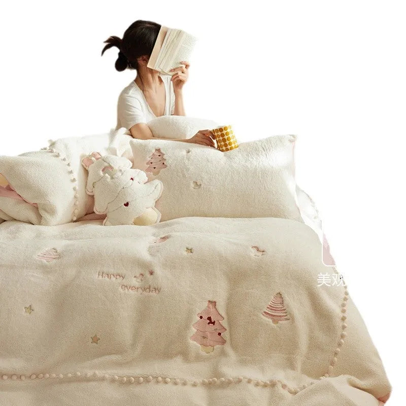 Winter milk fibre bedding set with green Christmas tree pattern showing quilt cover, sheet and pillowcases