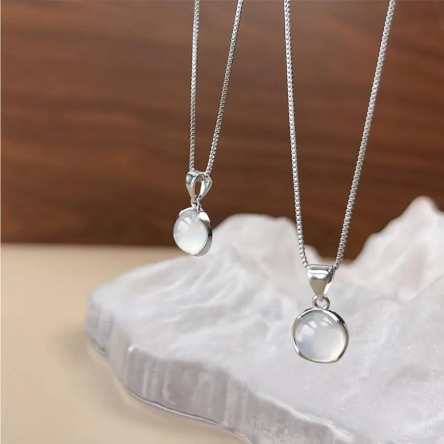 Korean-style women's oval pendant necklace with artificial crystal eight-point star charm on adjustable box chain