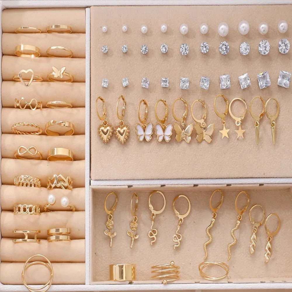 108 geometric pearl earrings with round elements in gold and yellow electroplated alloy
