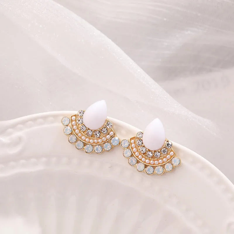 Women's retro fan-shaped geometric earrings with rhinestone and opal details in silver colour